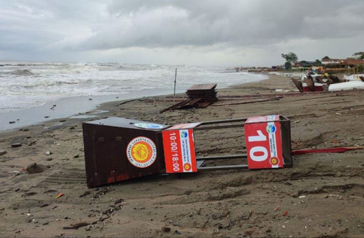 Dev dalgalar Karasu plajını savaş alanına çevirdi