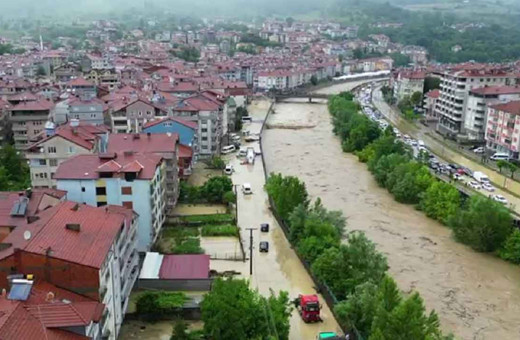 Zonguldak'ı sağanak vurdu: Ortalık savaş alanına döndü! Sel felaketi havadan görüntülendi...