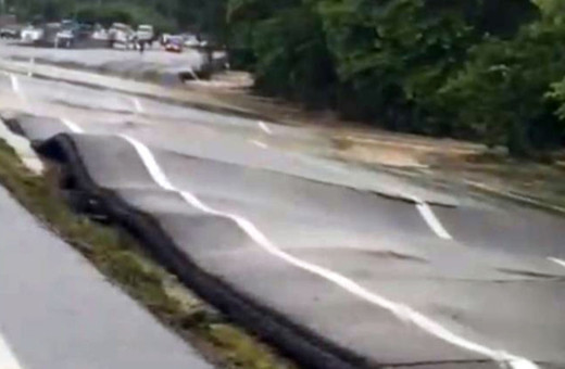 Sel yolda deprem etkisi yaptı! Yol büklüm büklüm büküldü!