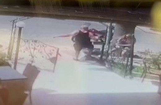 İzmir'de kan donduran vahşet! Köpeği tekmeleyerek öldürdü... O anlar kamerada