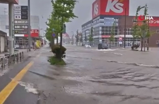 Nehirler taştı, yerleşim yerleri sular altında kaldı! Japonya'da rekor yağış!