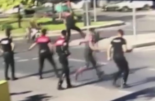  Dur ihtarına uymadı, çarptığı polisi metrelerce havaya böyle savurdu! Polis şehit oldu