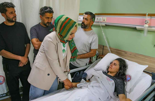 Buzul çatlağından yaralı kurtarıldılar! Dağcılardan hastanede duygulandıran ziyaret