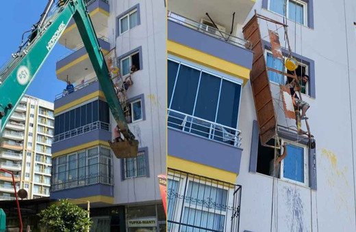 İskelenin halatı koptu, ölümle burun buruna geldi! Havada asılı kalan işçiyi yoldan geçen iş makinesi kurtardı