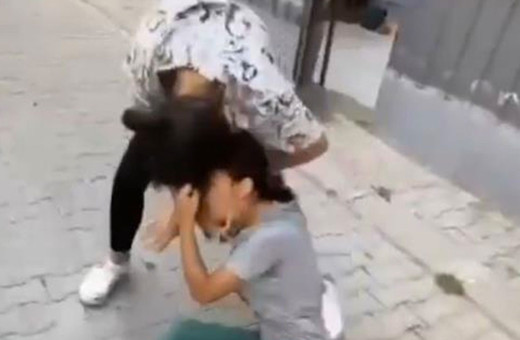 İzmir’de kızlar saç saça baş başa kavga etti yanındakiler gülerek kayda aldı
