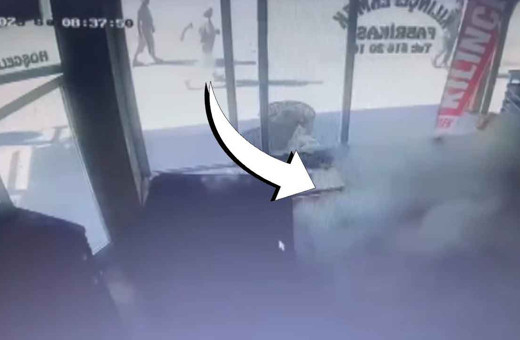 Adana çok fena sallandı! Korkutan deprem anı kamerada: Fırının bacası koptu,  iş yerini duman kapladı!