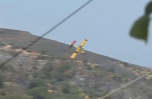 Yunanistan'da yangın söndürme uçağı düştü! İki pilottan haber yok! İşte uçağın düşme anı