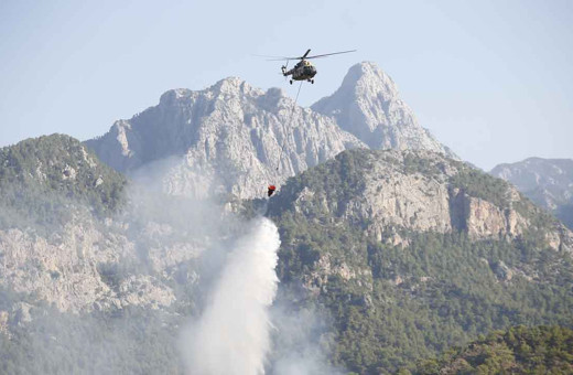 Antalya'nın Kemer ilçesindeki orman yangınına havadan ve karadan müdahale ediliyor