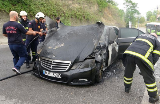 Kocaeli'de test sürüşüne çıkarılan lüks otomobil alev alev yandı!