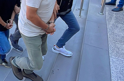 İstanbul'da uyuşturucu operasyonunda yakalanan 3 şüpheliden 1'i tutuklandı