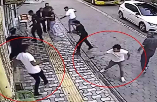 İki aile birbirine girdi, ortalık savaş alanına döndü! Kamera görüntüleri ortaya çıktı: Acımasızca birbirlerine saldırdılar!