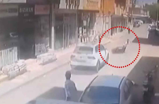 Otomobil motoru biçti, ölüm teğet geçti! Hayat kurtaran refleks saniye saniye kamerada!