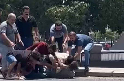 Gaziantep'te yol ortasında tekme tokatlı "kaza" kavgası! Vatandaşlar güçlükle ayırdı...