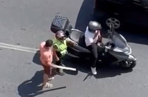 Trafik magandası tır sürücüsü kamerada: Motosikleti sopayla dağıttı