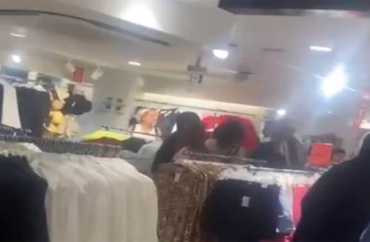 Kabin sırası kavgaya dönüştü! Kadınlar birbirine girdi