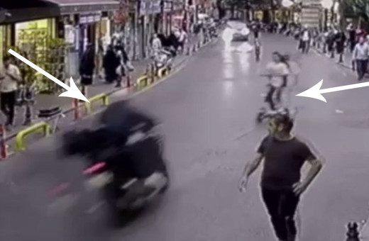 Fatih'te motosiklet ile scooter çarpıştı: Genç kızların savrulduğu feci kaza kamerada