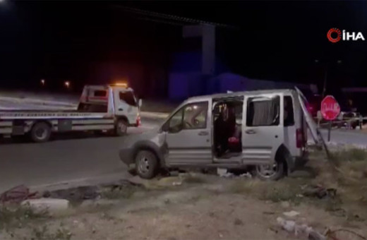 Kazada açılan bagaj kapağından fırladı! Düştüğü yerde can verdi