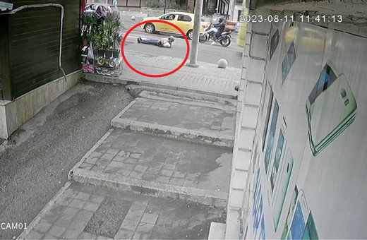 Azrail teğet geçti! Devrilen motosikletin sürücüsü otobüsün altında kalmaktan son anda kurtuldu