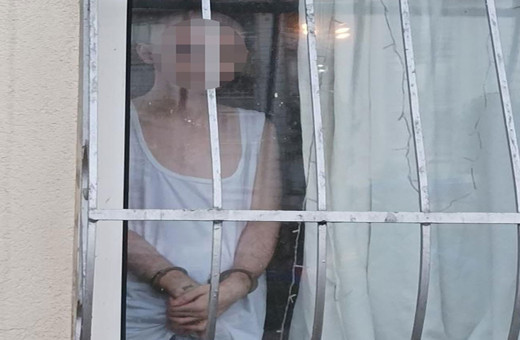 Engelli oğunu ellerinden bağlayıp eve kitledi! Görüntülere yürekler dayanmadı