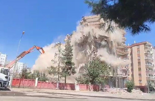 Yıkımı süren bina, ortadan ikiye ayrıldı!