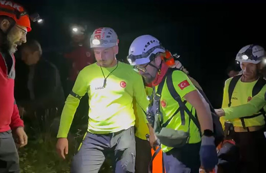 Metrelerce yükseklikten dere yatağına düştü! Kurtarıldığı anlar saniye saniye kameraya çekildi