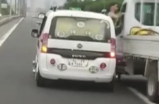 Yol kavgasında yumruklar konuştu! Camdan uzandı kamyonet sürücüsüne yumruk attı