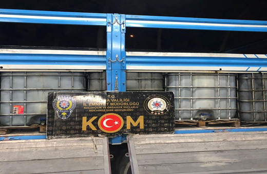 Adana'da polis ekipleri bir tırda 14 bin litre kaçak akaryakıt ele geçirdi!