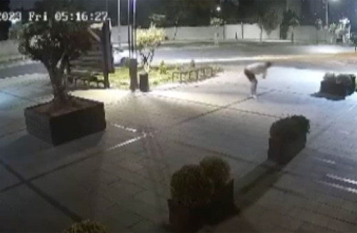 Başakşehir'de husumetliler cadde ortasında birbirlerine silah sıktı! O anlar güvenlik kamerasına yakalandı