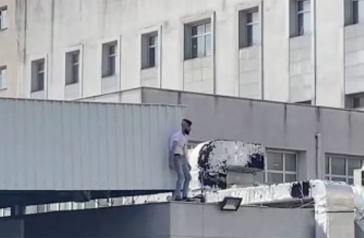 Arabasının anahtarını kaybetti, hastanede intihara kalkıştı! Polis ekiplerine taş ve cam fırlattı