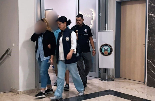 Antalya'da polis ekiplerinden yazılım dolandırıcılarına operasyon!