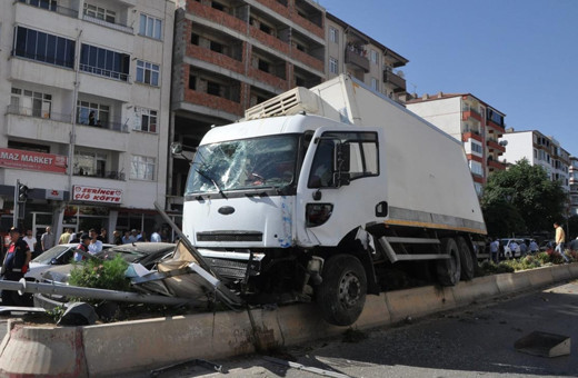 Freni patlayan kamyon 8 aracı biçti! O anlar kamerada