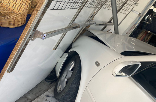 Ankara'da kontrolden çıkan araç iş yerine uçtu! O anlar saniye saniye kaydedildi