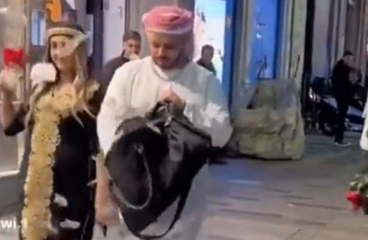 Taksim'de Arap kıyafetli kadın ve erkek bir çanta dolusu para dağıttı