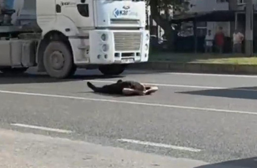 Bursa'da bir adam yüzlerce aracın geçtiği karayoluna boylu boyunca uzandı