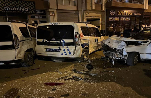 Çorum'da kontrolden çıkan otomobil, polis aracına çarptı: 3 yaralı