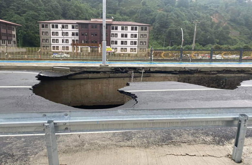 Rize'de şiddetli yağışlardan çöken yol trafiği tehlikeye soktu
