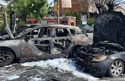 İstanbul'da oto sanayi sitesindeki 5 araç yandı