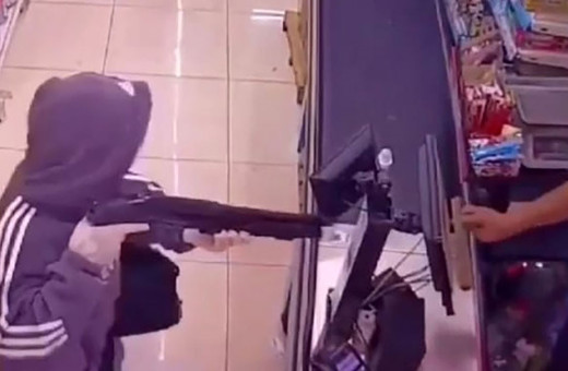 Şaşkın hırsız soygunda arkadaşını vurdu! Soygun anı kameralara yansıdı