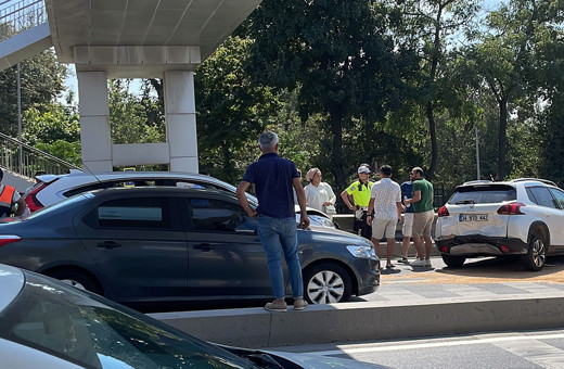 Üsküdar'da kontrolden çıkan 4 araç zincirleme kaza yaptı!