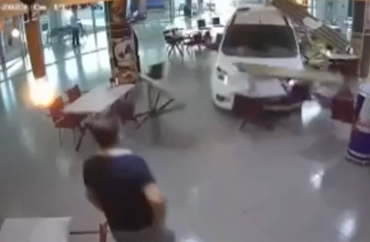 Otobüs terminalinde faciadan dönüldü! Kontrolden çıkan araç bekleme salonuna daldı