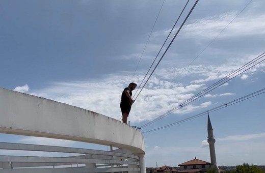 Parkur sporcusu genç facianın eşiğinden döndü! Üzerine atladığı kolon çöktü