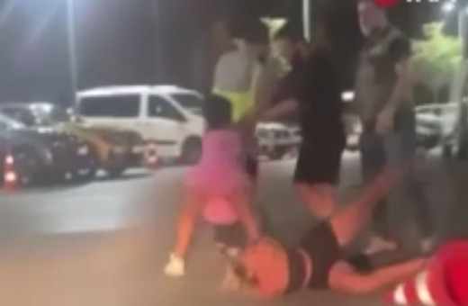 Eğlence mekanı çıkışı çalışanlarla kadınlar kavga etti! Vale yumruk attı, kadın duba fırlattı