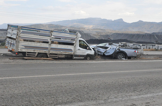 Şırnak'ta kaza yapan sürücüyü kurtarmak isteyen vatandaşlar canından oluyordu!
