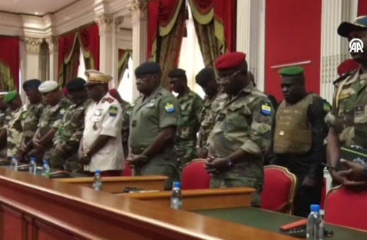 Darbeci askerler önce dua etti sonra milli marş söyledi!