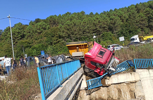 Beykoz'da feci kaza! Otomobille çarpışan hafriyat kamyonu demir korkuluklara çarptı!