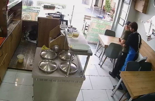 Soluk borusuna yemek kaçan müşteriyi stajyer aşçının ’Heimlich’ manevrası kurtardı!