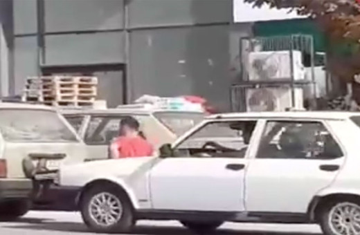 Görenleri şaşkına çevirdi! Seyir halindeki araçların arasına girdi, ayaklarıyla ittirdi