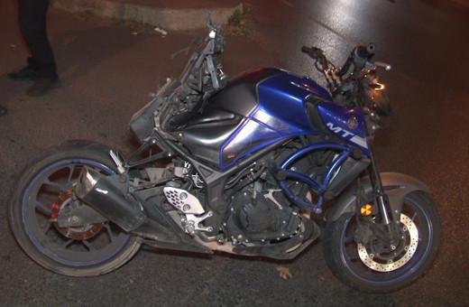 Kartal'da motosikletlinin hız tutkusu canından ediyordu! Metrelerce sürüklendi, araçlara çarptı