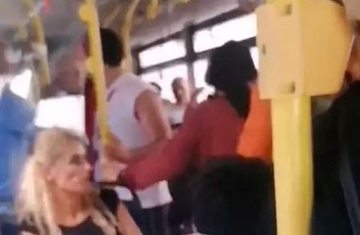 Belediye otobüsünde 'benim ülkemi lezbiyen yapamayacaksınız' diye sinir krizi geçirdi