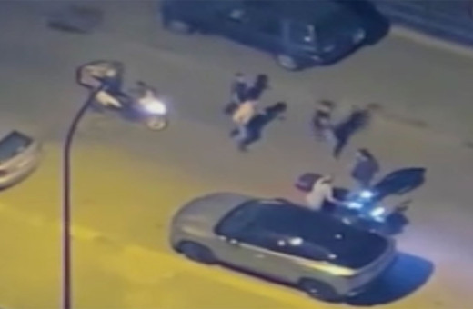 Kadıköy'de iki grubun tekme tokat kavgası kameralara yansıdı!